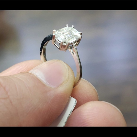 18kt Gold Emerald Engagement Ring - Picture 7 of 8